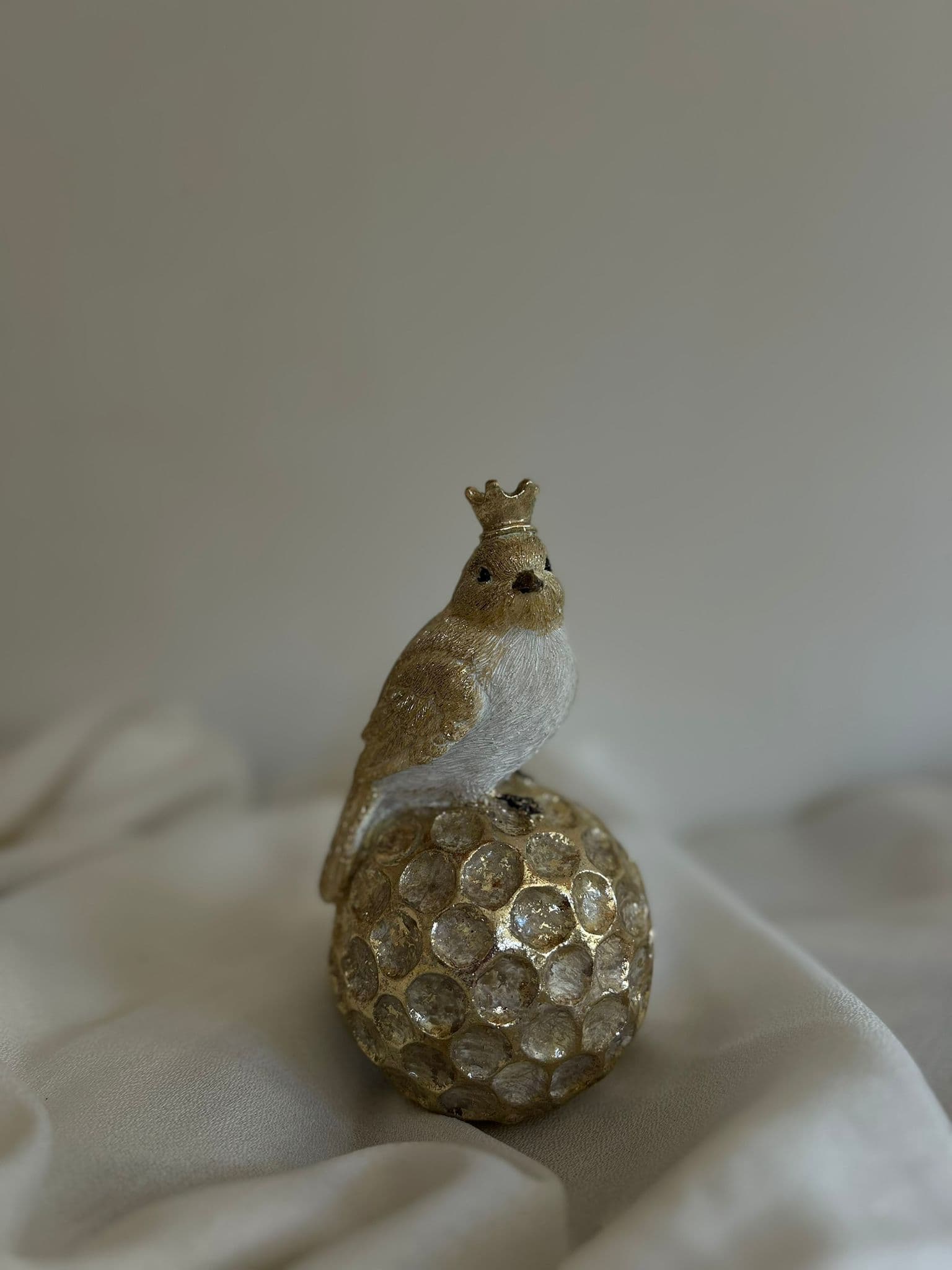 Figura ptaszek na kuli