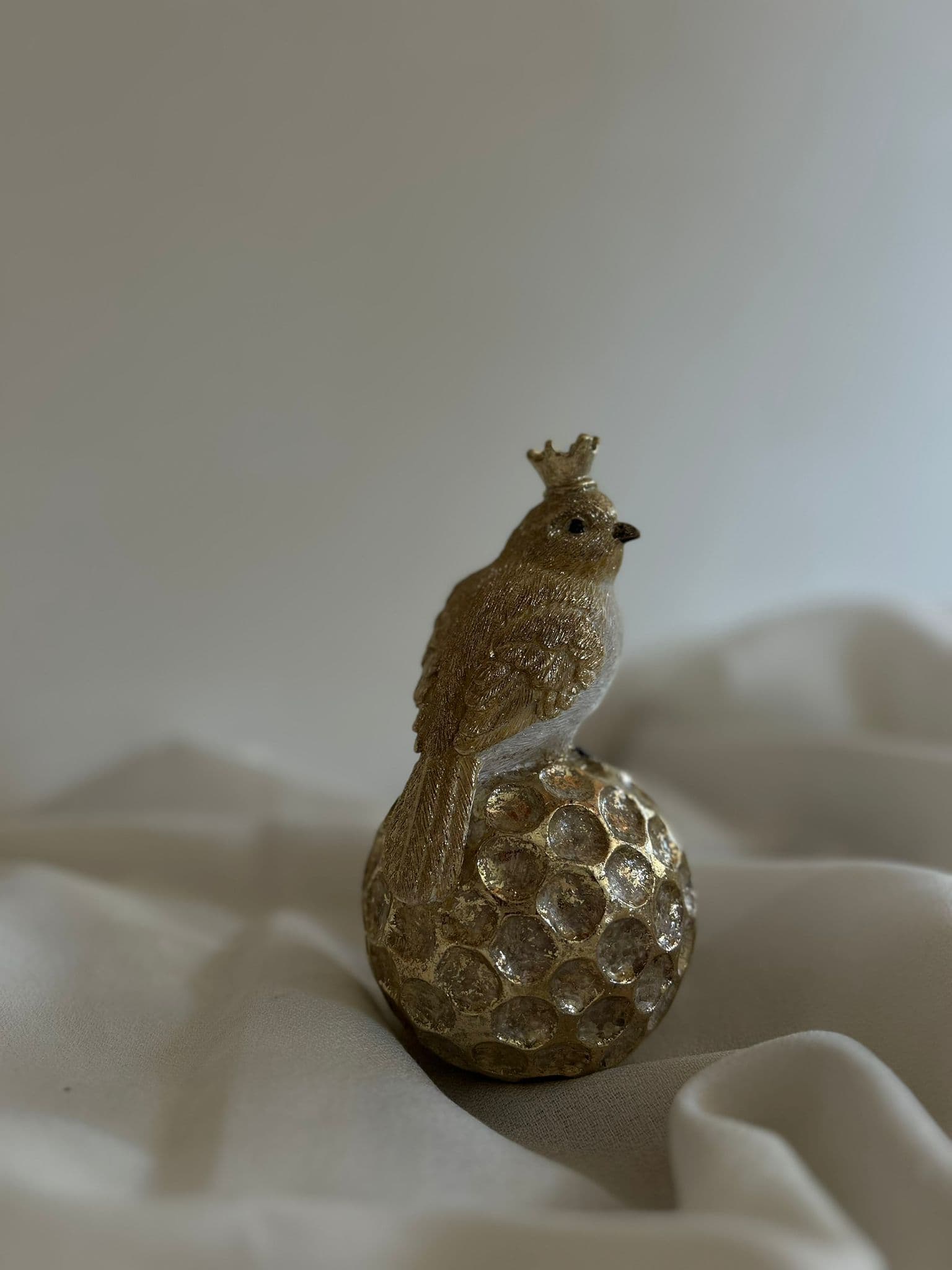 Figura ptaszek na kuli