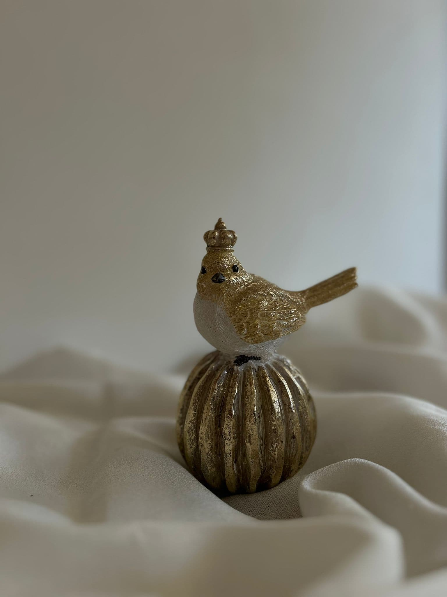 Figurka ptaszek na kuli