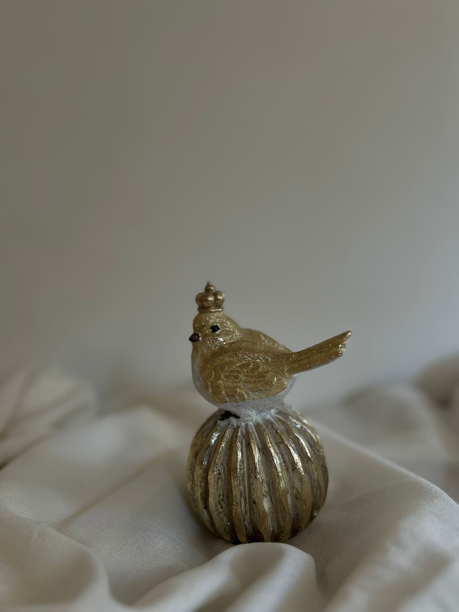 Figurka ptaszek na kuli