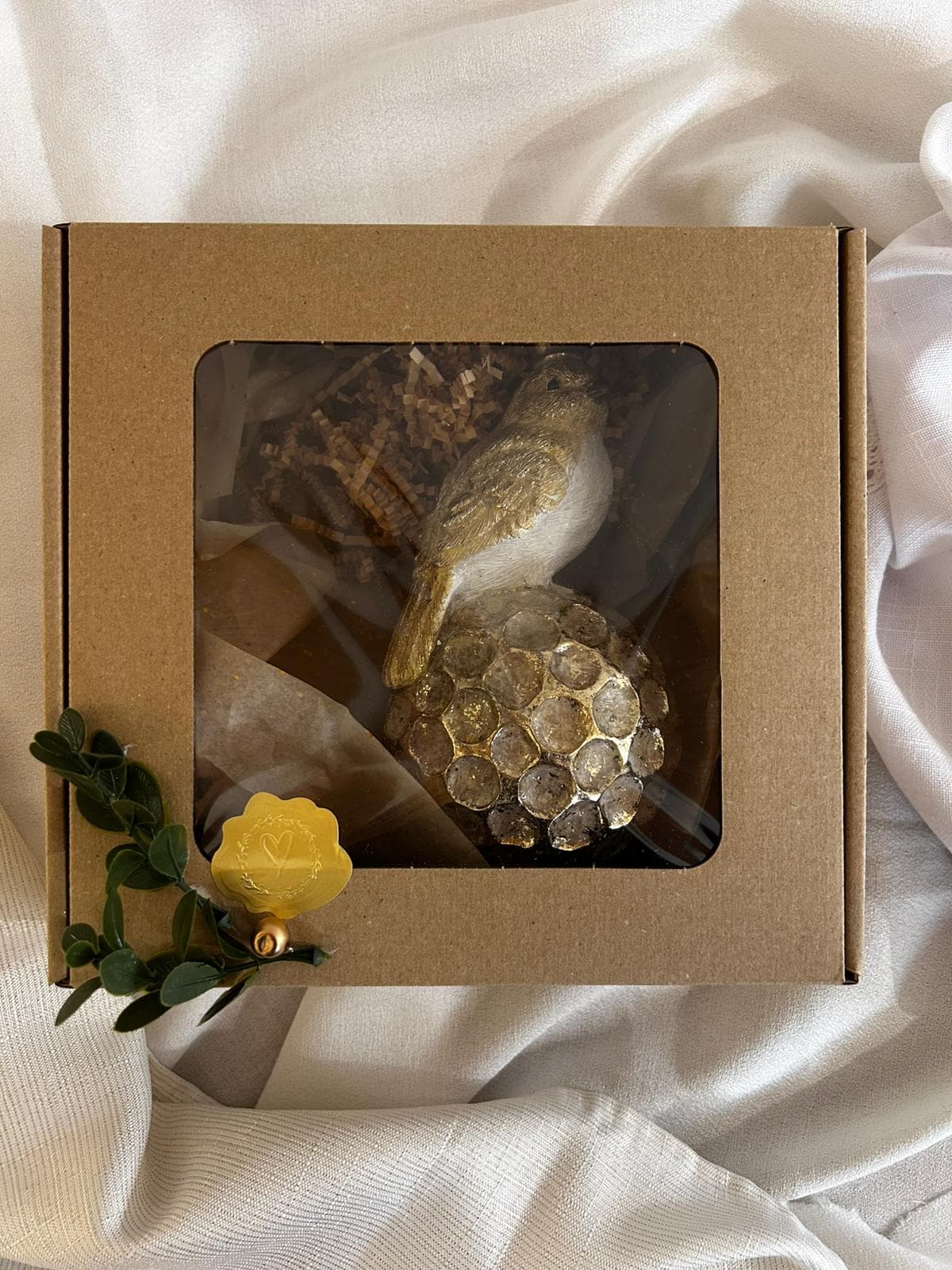 Figura ptaszek na kuli